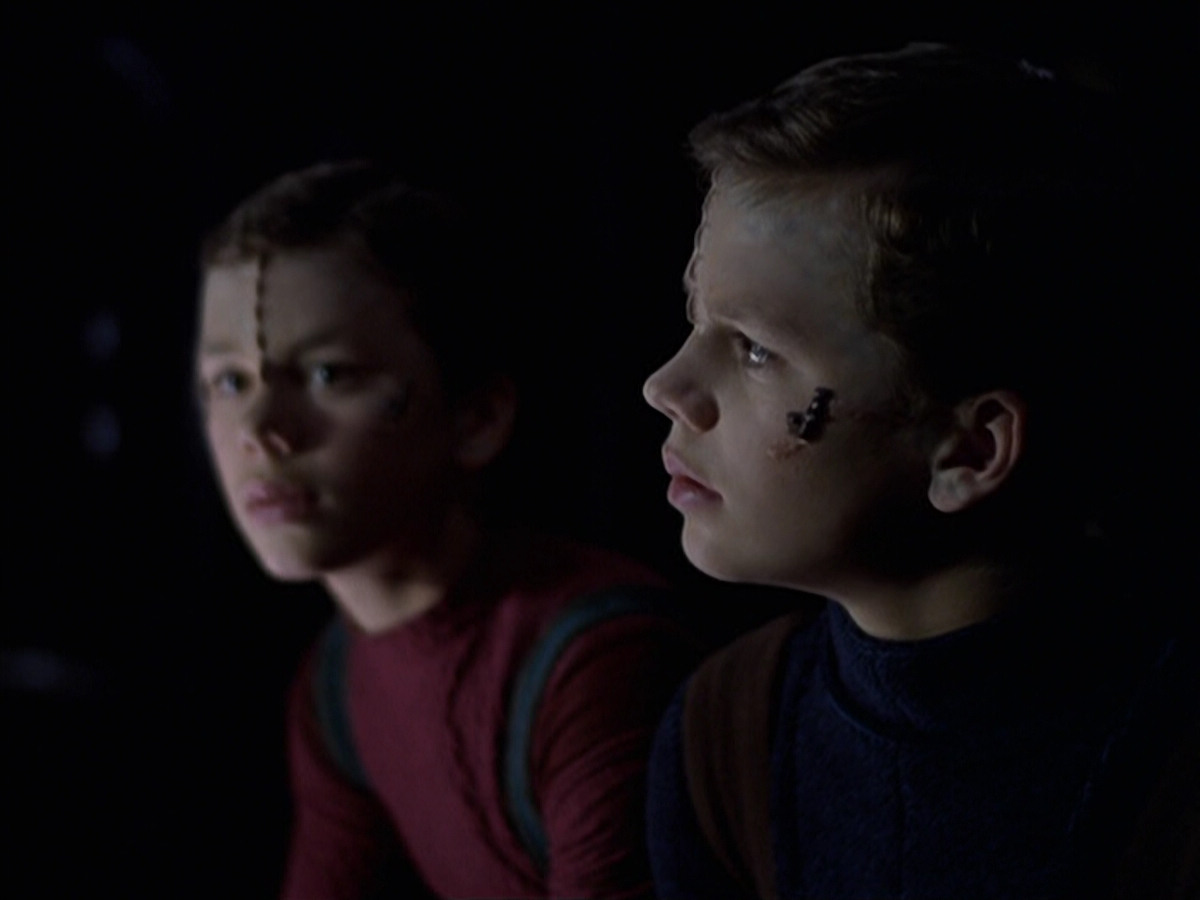 extant_StarTrek_VOY_6x25-TheHauntingOfDeckTwelve_01481.jpg