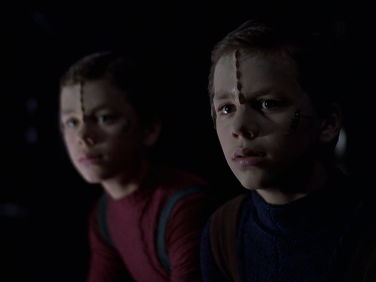extant_StarTrek_VOY_6x25-TheHauntingOfDeckTwelve_01482.jpg