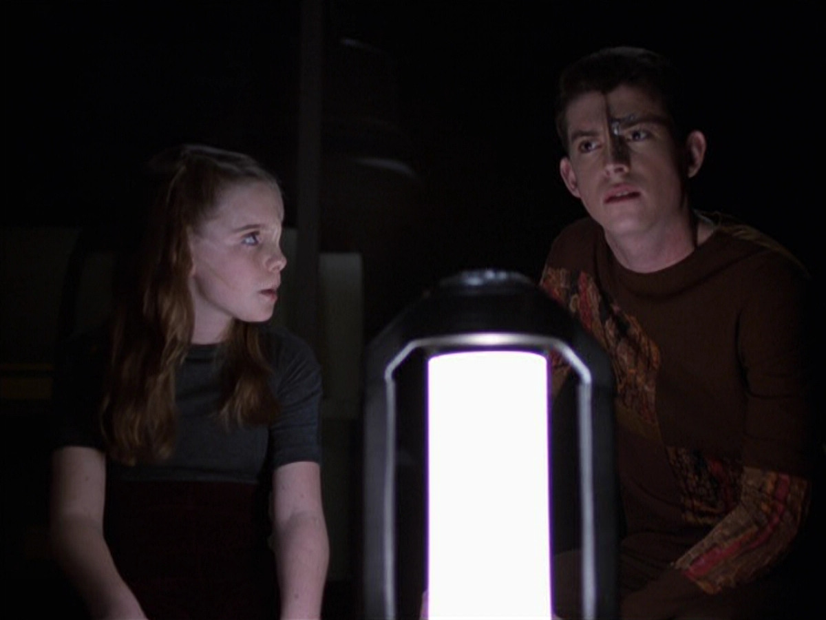 extant_StarTrek_VOY_6x25-TheHauntingOfDeckTwelve_01489.jpg