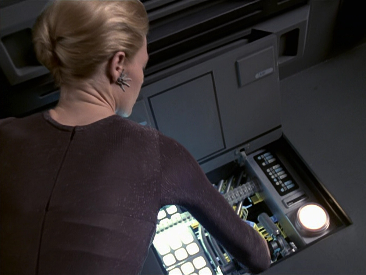 extant_StarTrek_VOY_6x25-TheHauntingOfDeckTwelve_01514.jpg