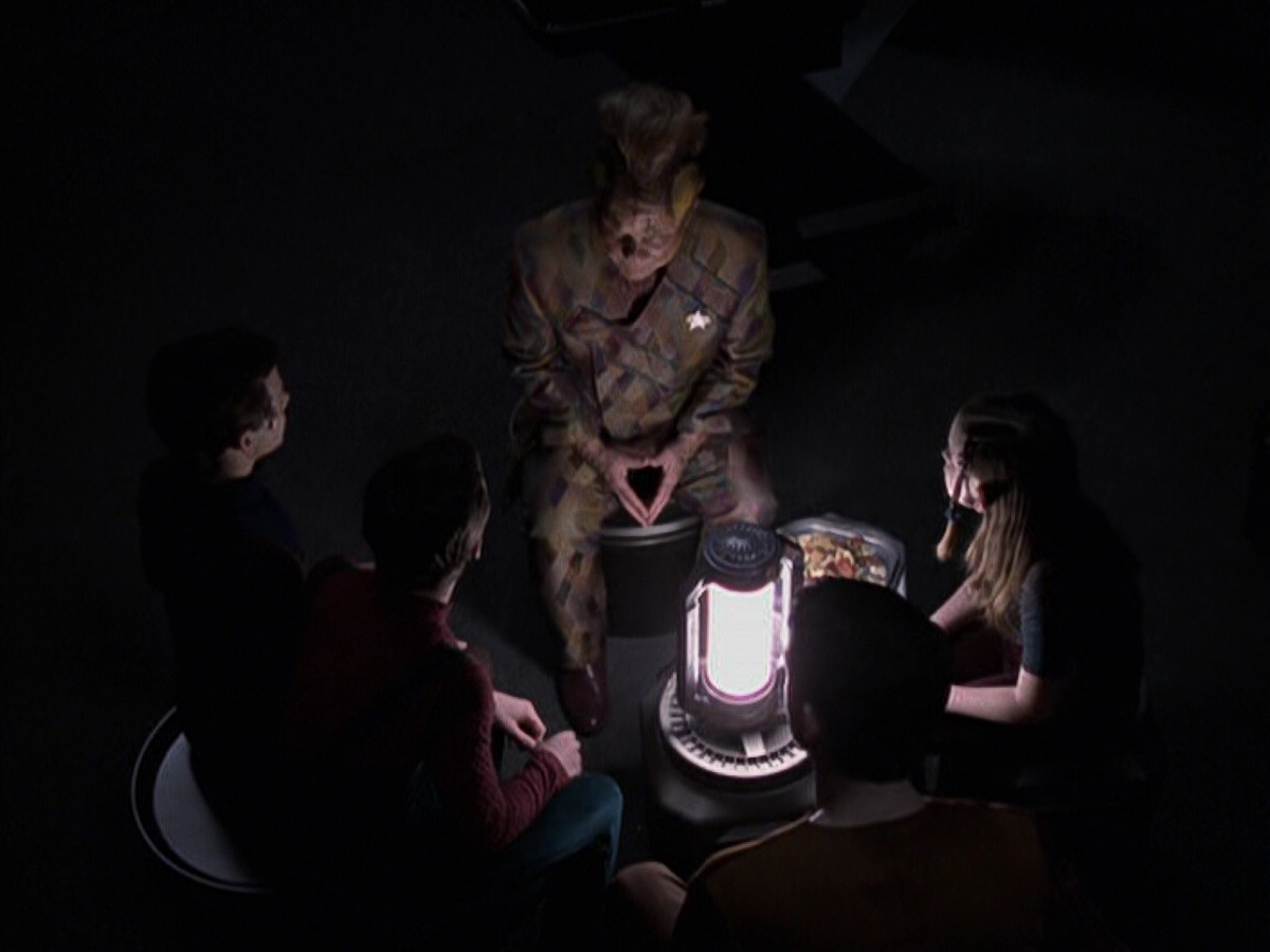 extant_StarTrek_VOY_6x25-TheHauntingOfDeckTwelve_01547.jpg