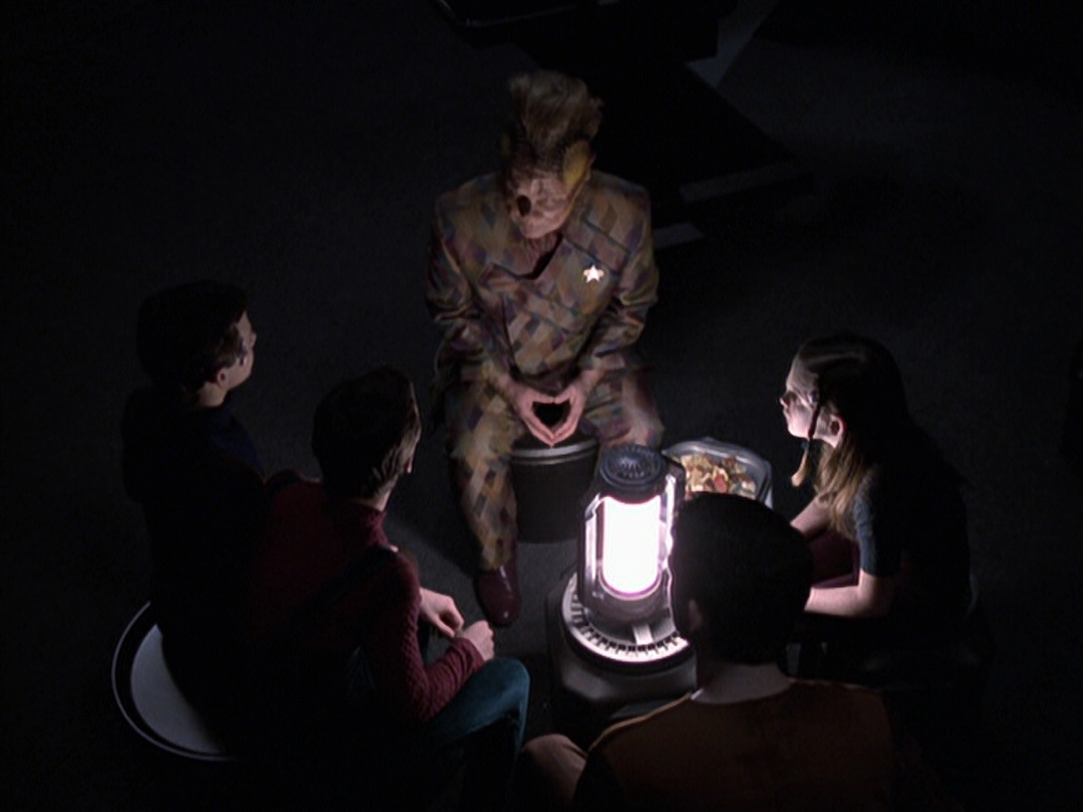 extant_StarTrek_VOY_6x25-TheHauntingOfDeckTwelve_01548.jpg