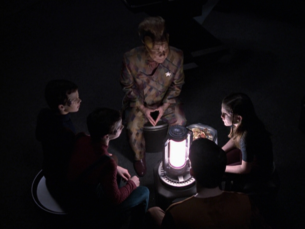 extant_StarTrek_VOY_6x25-TheHauntingOfDeckTwelve_01550.jpg