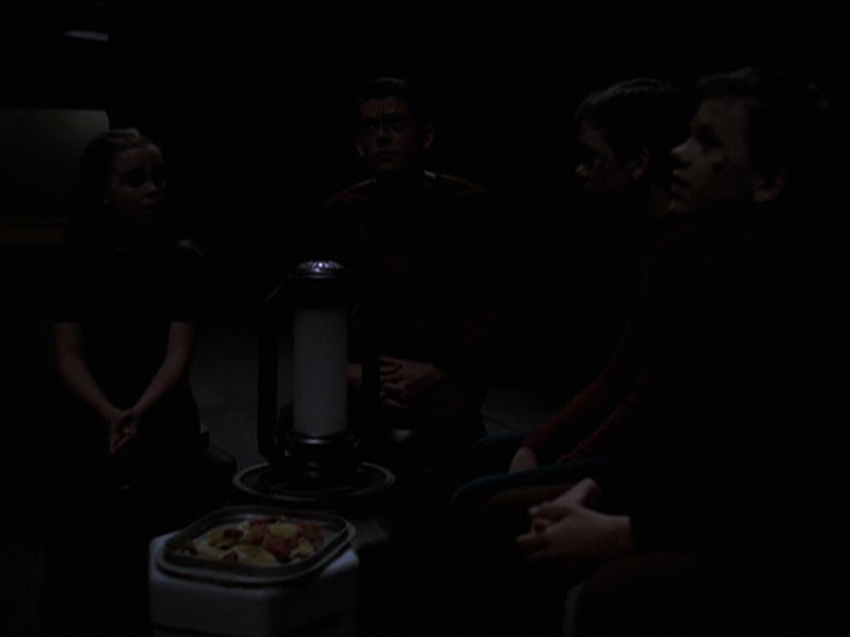 extant_StarTrek_VOY_6x25-TheHauntingOfDeckTwelve_01563.jpg