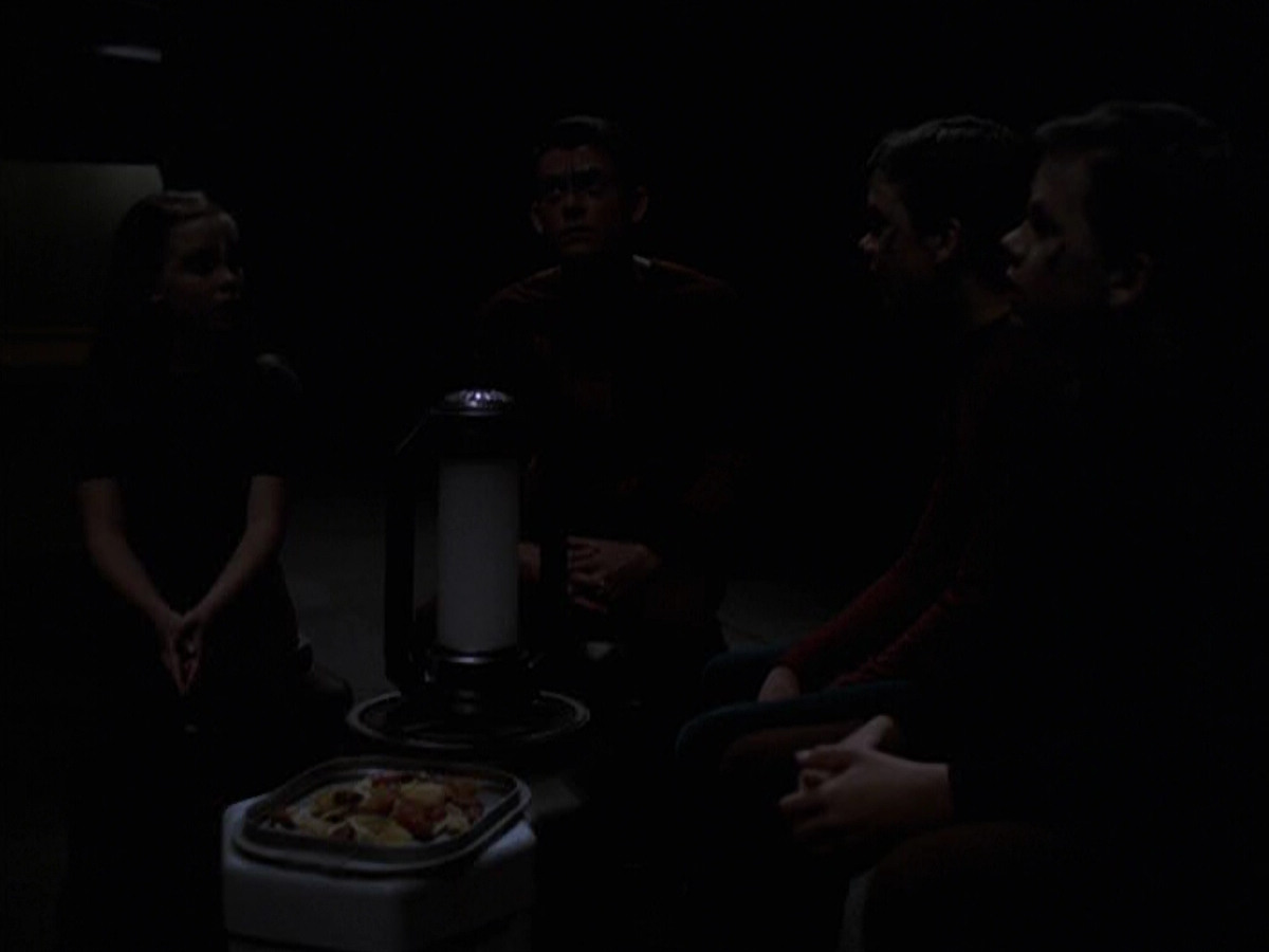 extant_StarTrek_VOY_6x25-TheHauntingOfDeckTwelve_01564.jpg