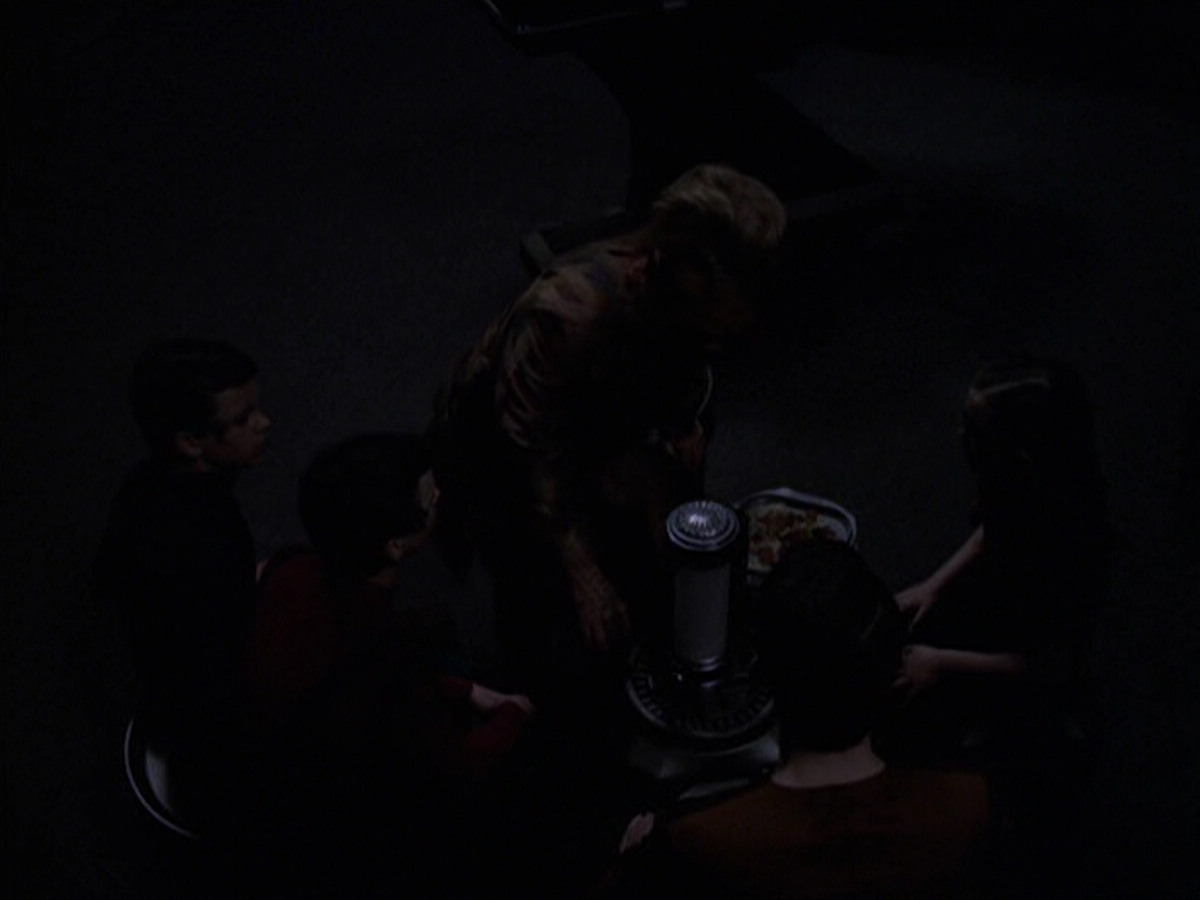 extant_StarTrek_VOY_6x25-TheHauntingOfDeckTwelve_01566.jpg