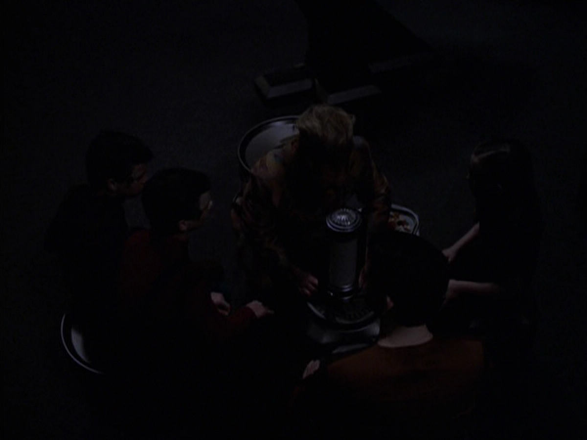 extant_StarTrek_VOY_6x25-TheHauntingOfDeckTwelve_01569.jpg