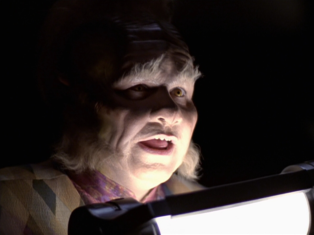extant_StarTrek_VOY_6x25-TheHauntingOfDeckTwelve_01579.jpg