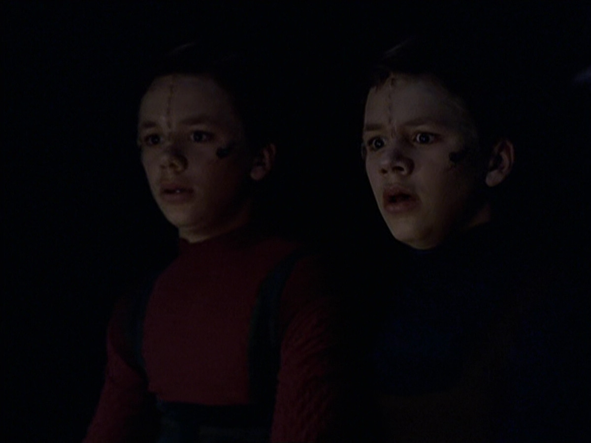 extant_StarTrek_VOY_6x25-TheHauntingOfDeckTwelve_01580.jpg