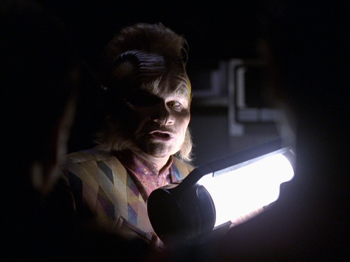 extant_StarTrek_VOY_6x25-TheHauntingOfDeckTwelve_01581.jpg