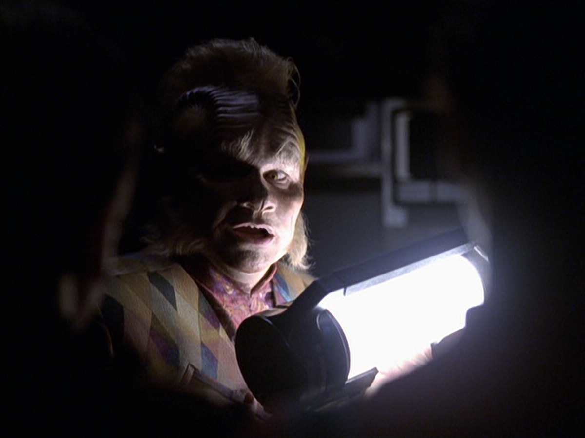 extant_StarTrek_VOY_6x25-TheHauntingOfDeckTwelve_01582.jpg