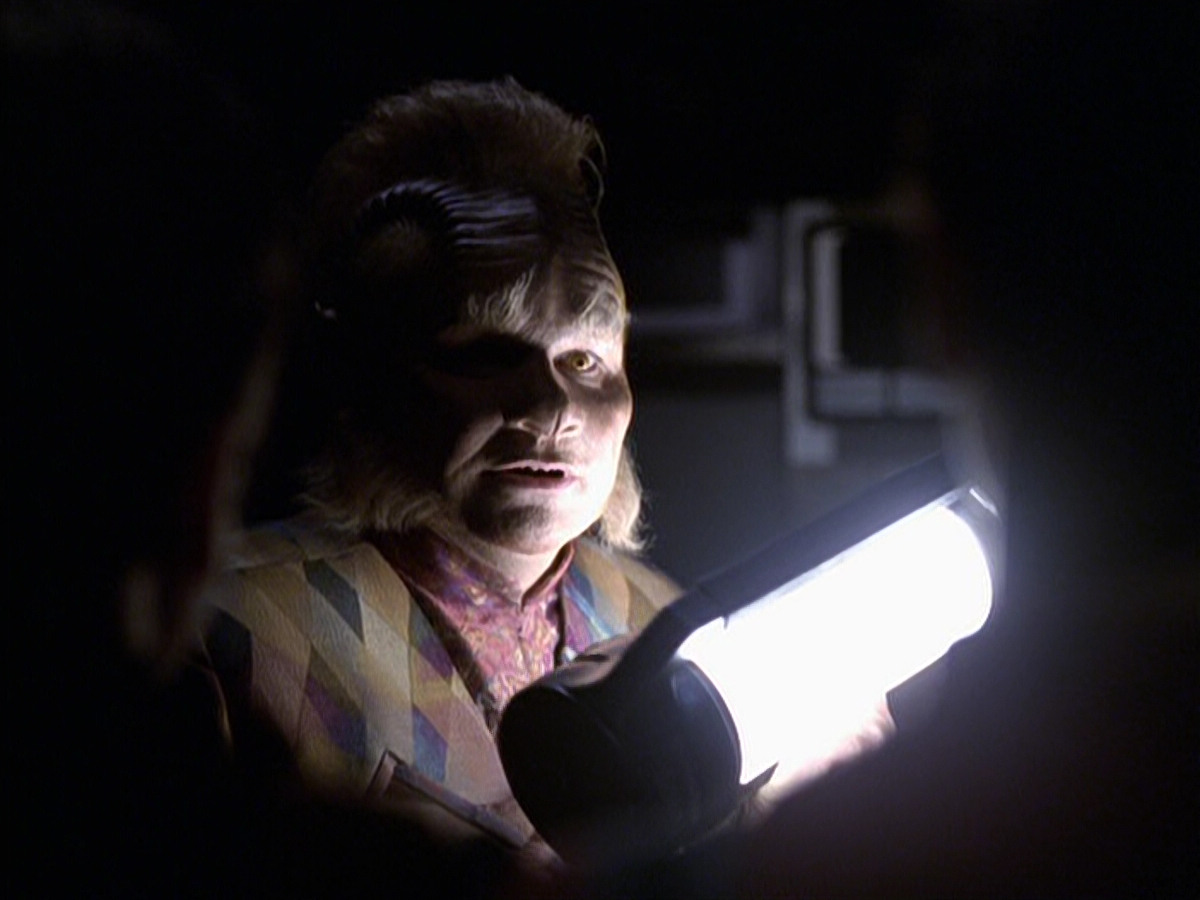 extant_StarTrek_VOY_6x25-TheHauntingOfDeckTwelve_01585.jpg