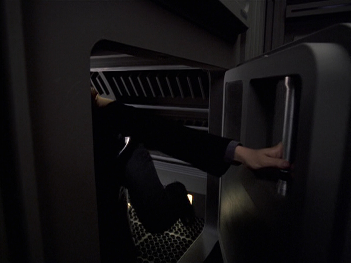 extant_StarTrek_VOY_6x25-TheHauntingOfDeckTwelve_01603.jpg