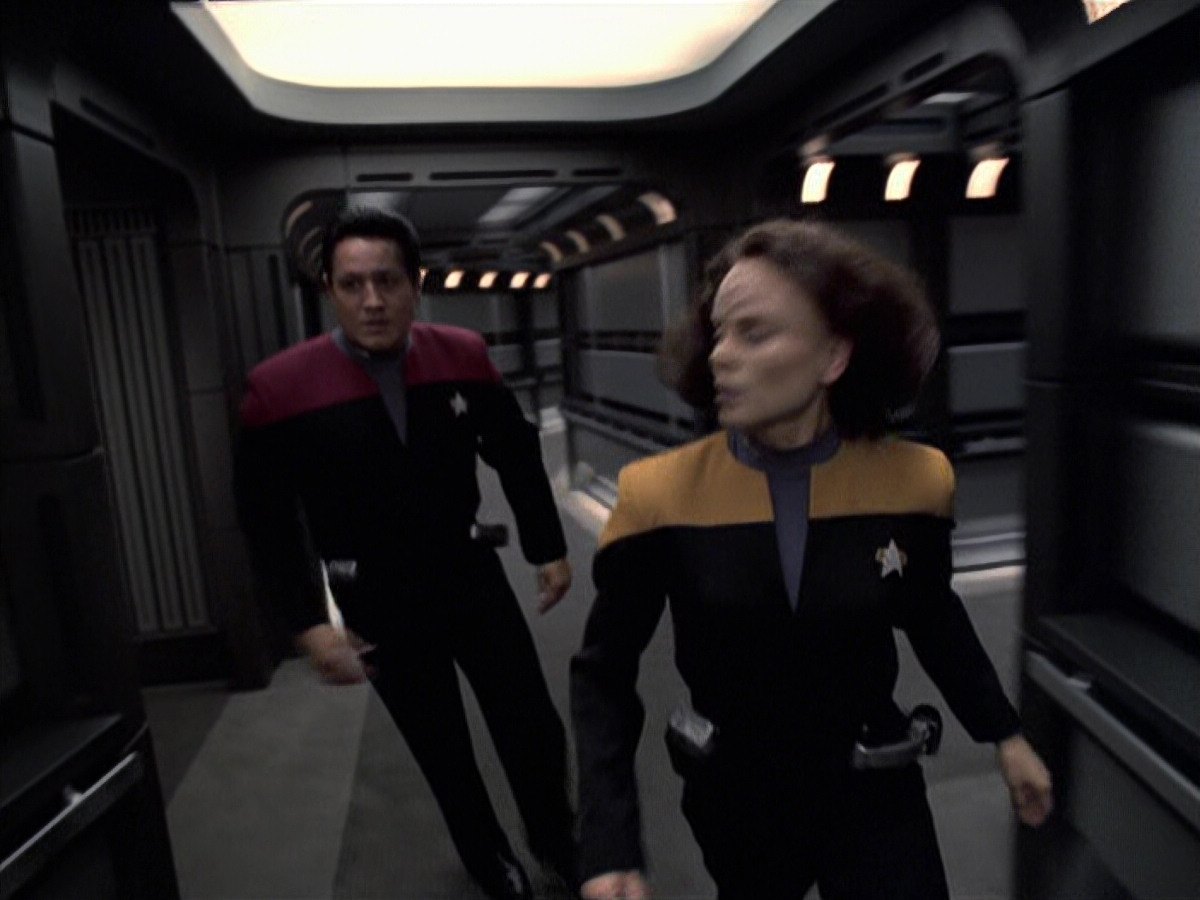 extant_StarTrek_VOY_6x25-TheHauntingOfDeckTwelve_01609.jpg