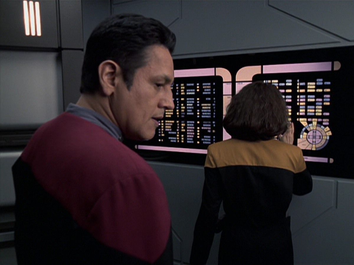 extant_StarTrek_VOY_6x25-TheHauntingOfDeckTwelve_01623.jpg