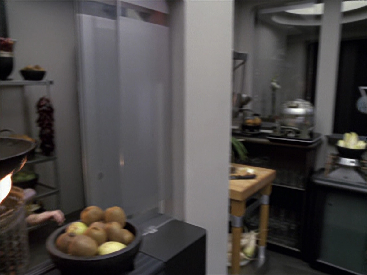extant_StarTrek_VOY_6x25-TheHauntingOfDeckTwelve_01641.jpg