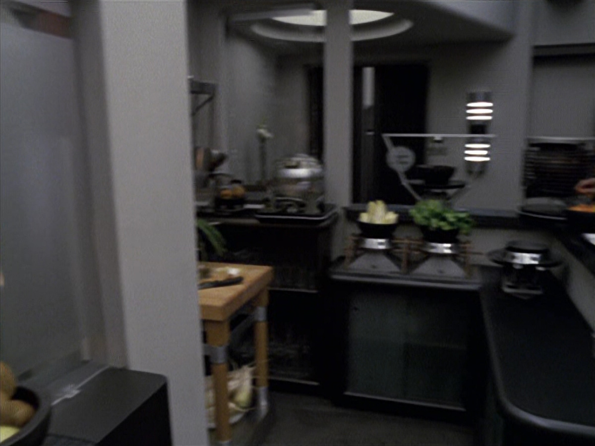 extant_StarTrek_VOY_6x25-TheHauntingOfDeckTwelve_01642.jpg