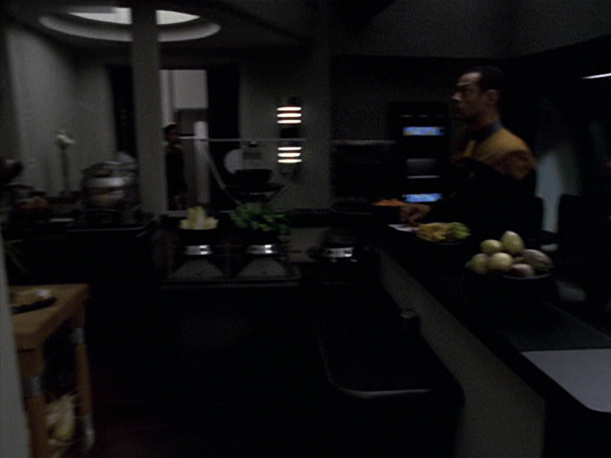 extant_StarTrek_VOY_6x25-TheHauntingOfDeckTwelve_01643.jpg