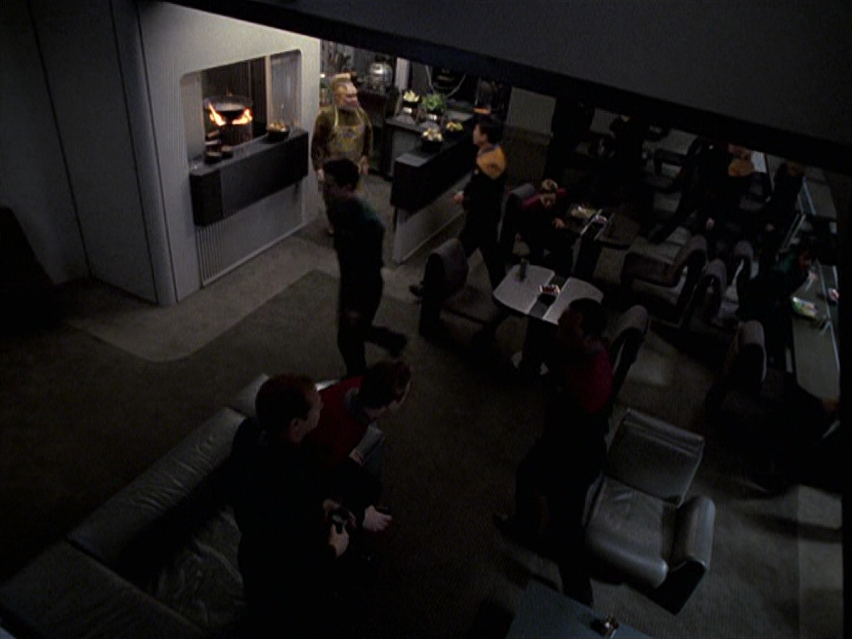 extant_StarTrek_VOY_6x25-TheHauntingOfDeckTwelve_01669.jpg