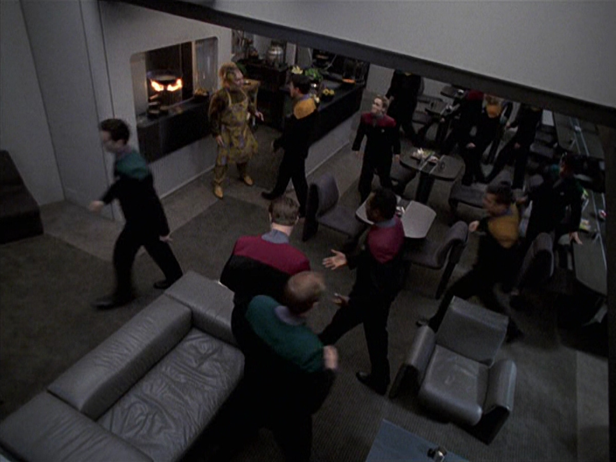 extant_StarTrek_VOY_6x25-TheHauntingOfDeckTwelve_01670.jpg