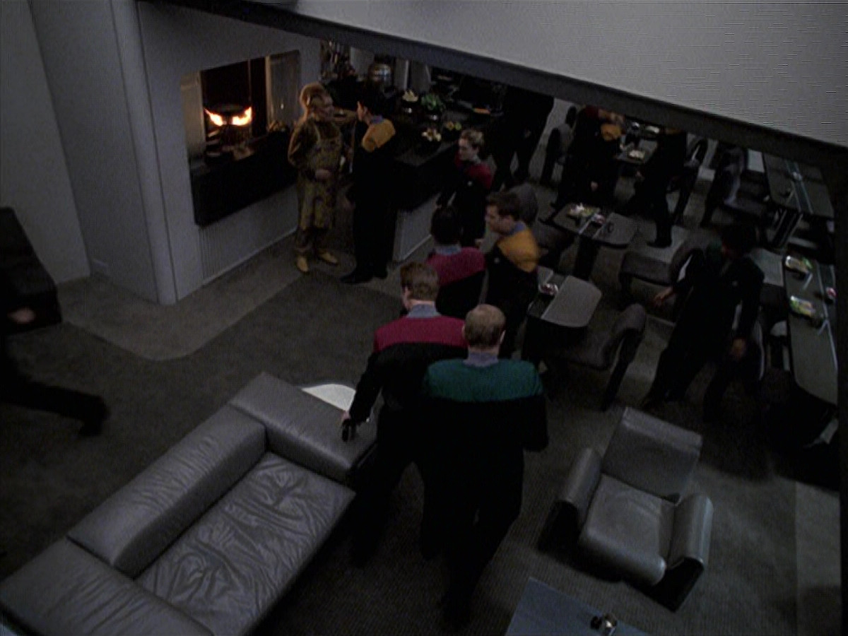extant_StarTrek_VOY_6x25-TheHauntingOfDeckTwelve_01671.jpg