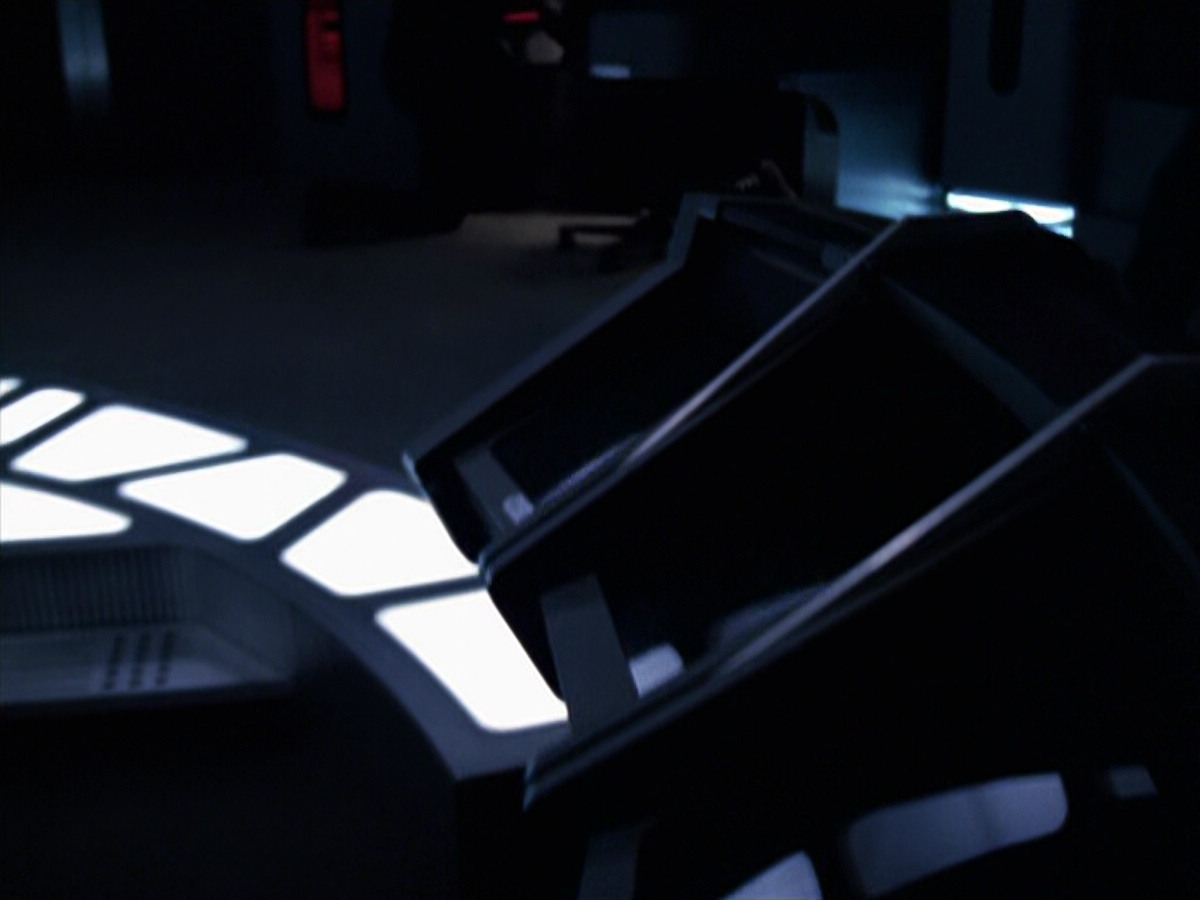 extant_StarTrek_VOY_6x25-TheHauntingOfDeckTwelve_01717.jpg