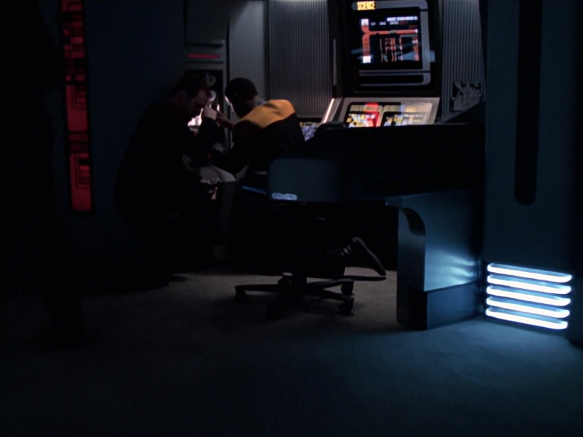 extant_StarTrek_VOY_6x25-TheHauntingOfDeckTwelve_01720.jpg