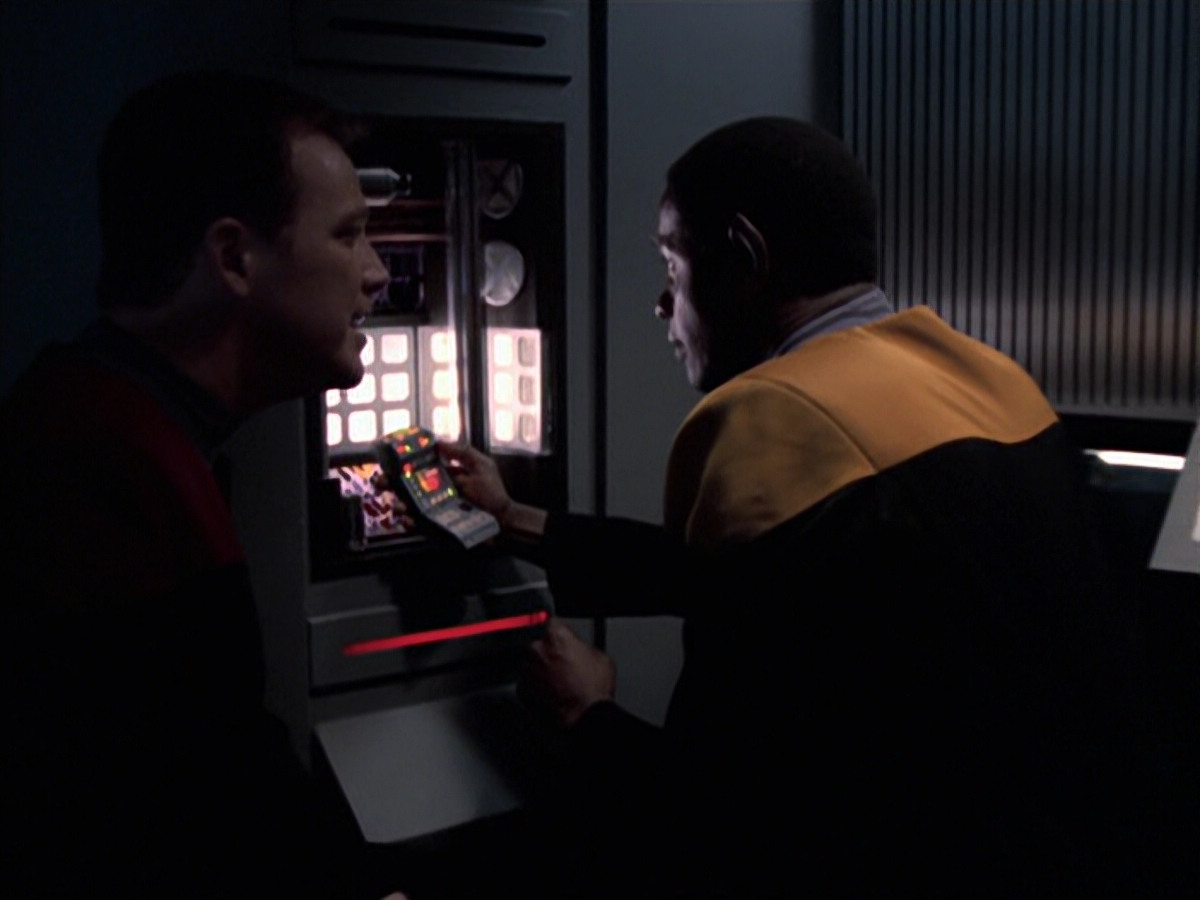 extant_StarTrek_VOY_6x25-TheHauntingOfDeckTwelve_01727.jpg