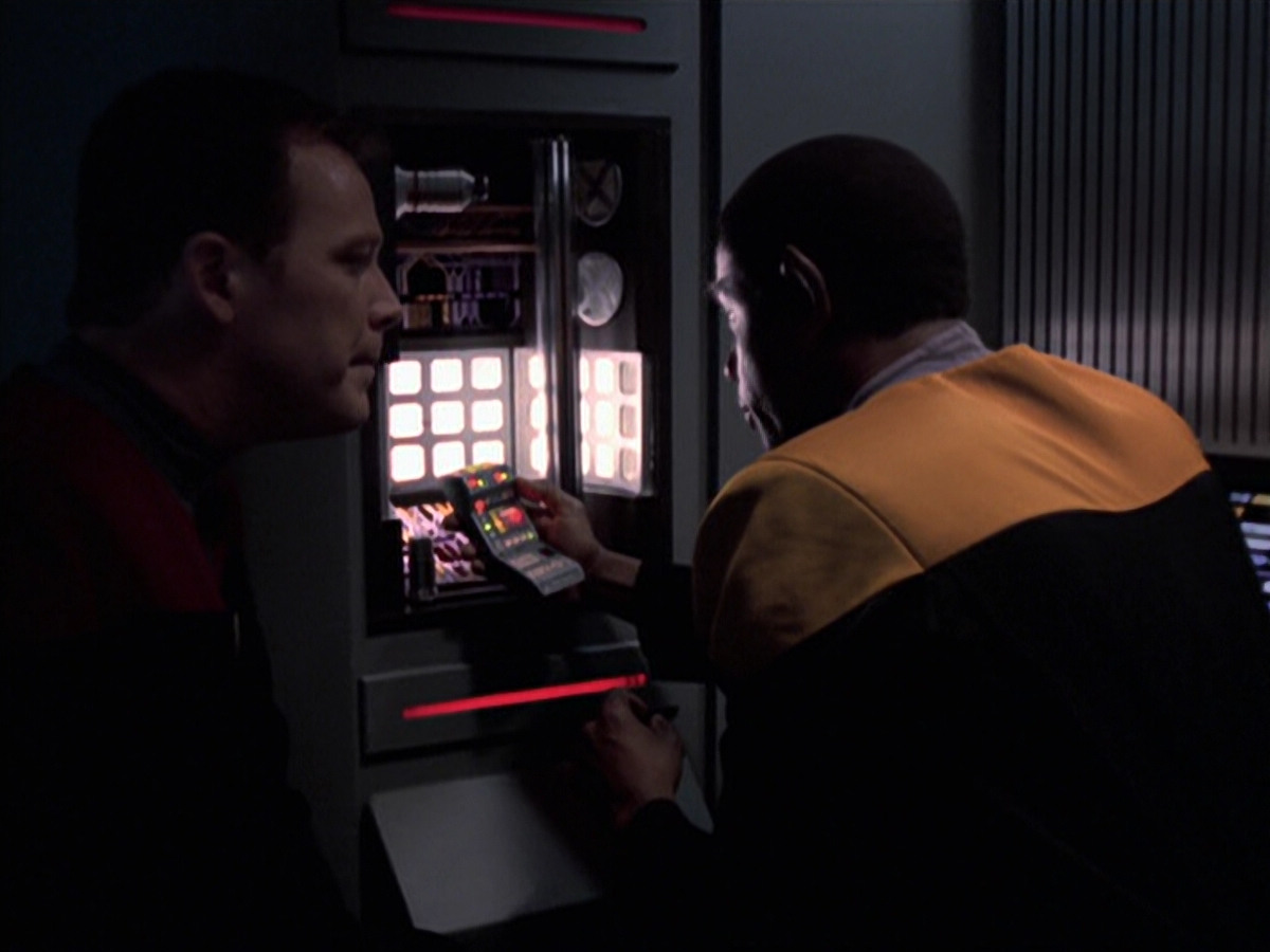 extant_StarTrek_VOY_6x25-TheHauntingOfDeckTwelve_01728.jpg