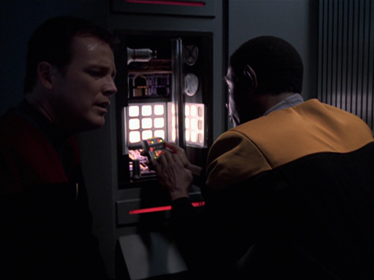 extant_StarTrek_VOY_6x25-TheHauntingOfDeckTwelve_01733.jpg