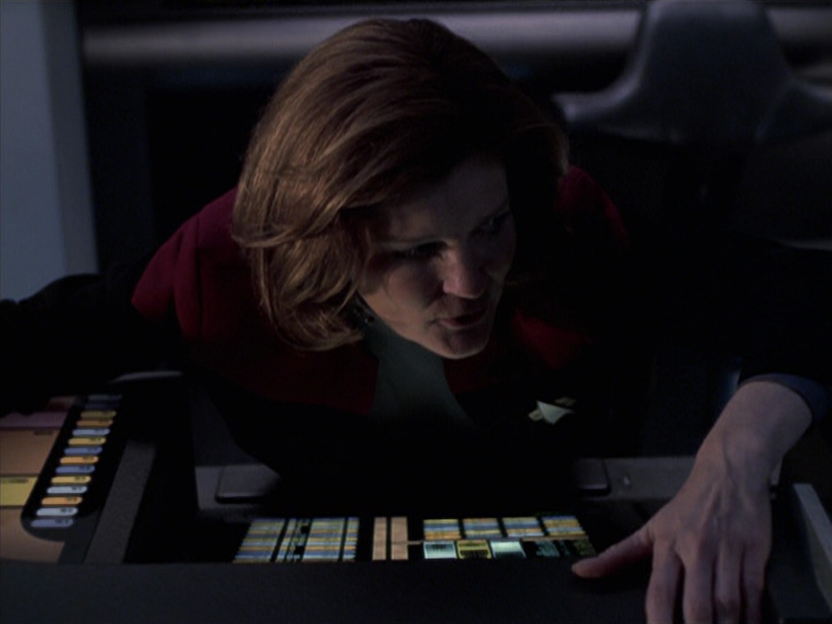extant_StarTrek_VOY_6x25-TheHauntingOfDeckTwelve_01752.jpg