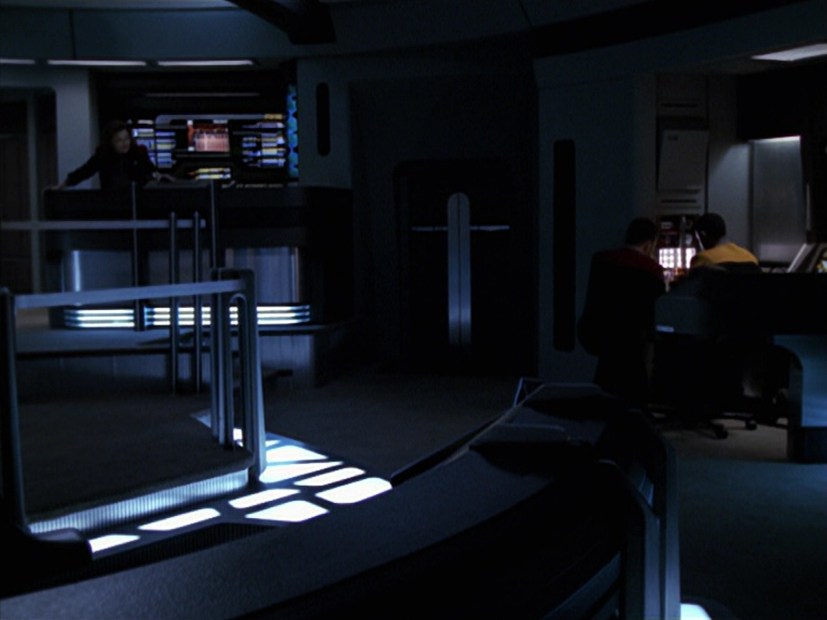 extant_StarTrek_VOY_6x25-TheHauntingOfDeckTwelve_01764.jpg