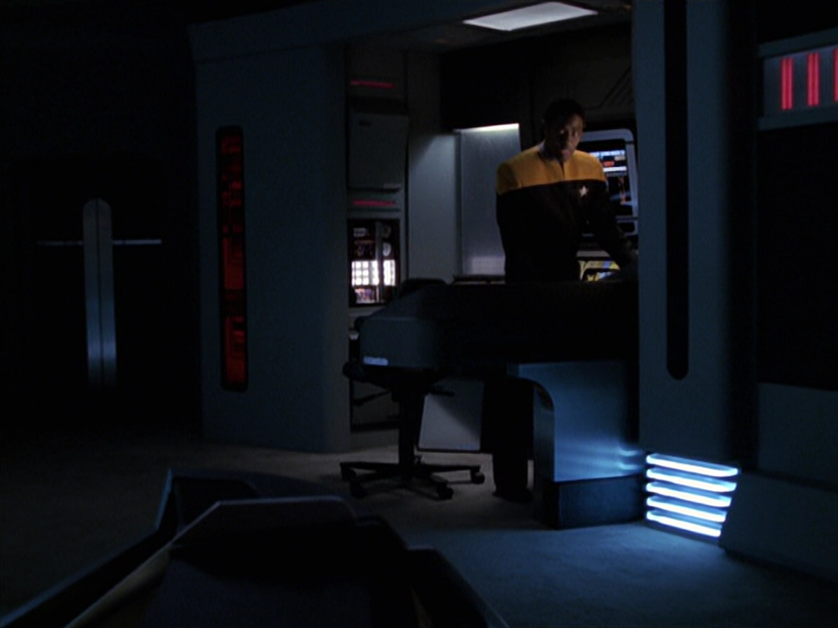 extant_StarTrek_VOY_6x25-TheHauntingOfDeckTwelve_01800.jpg