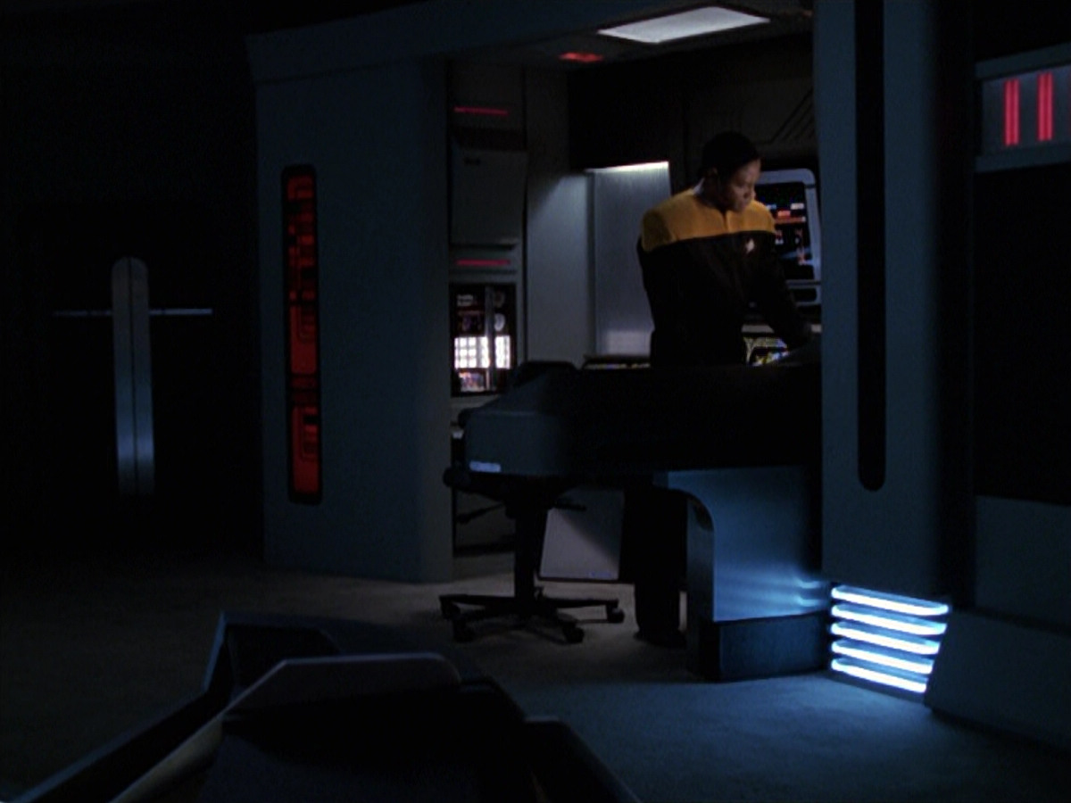 extant_StarTrek_VOY_6x25-TheHauntingOfDeckTwelve_01808.jpg