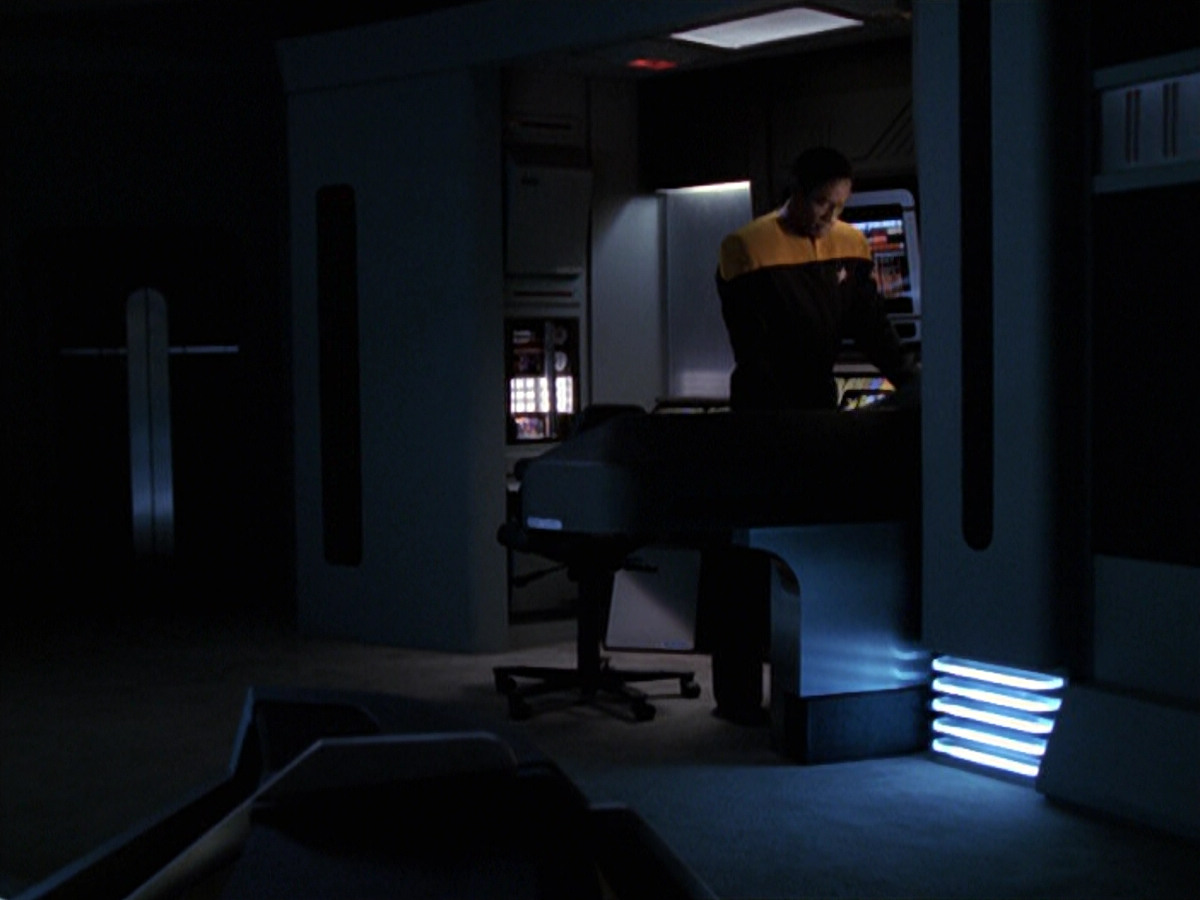 extant_StarTrek_VOY_6x25-TheHauntingOfDeckTwelve_01809.jpg