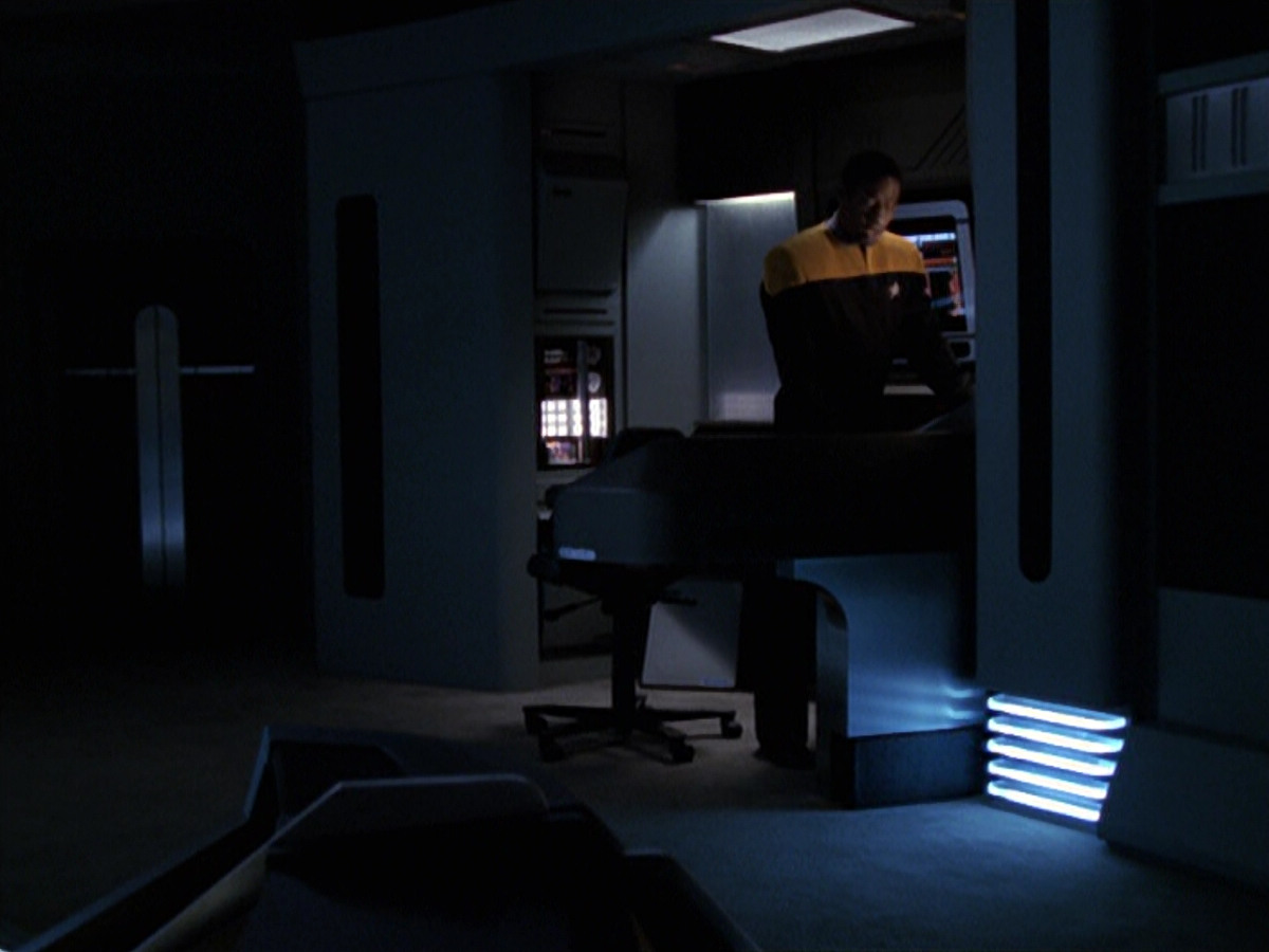 extant_StarTrek_VOY_6x25-TheHauntingOfDeckTwelve_01810.jpg