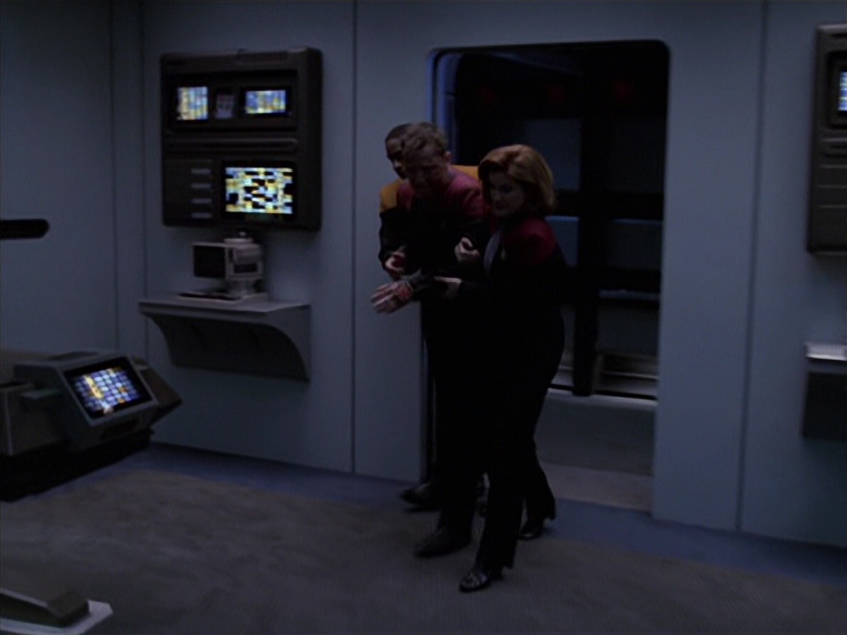 extant_StarTrek_VOY_6x25-TheHauntingOfDeckTwelve_01844.jpg