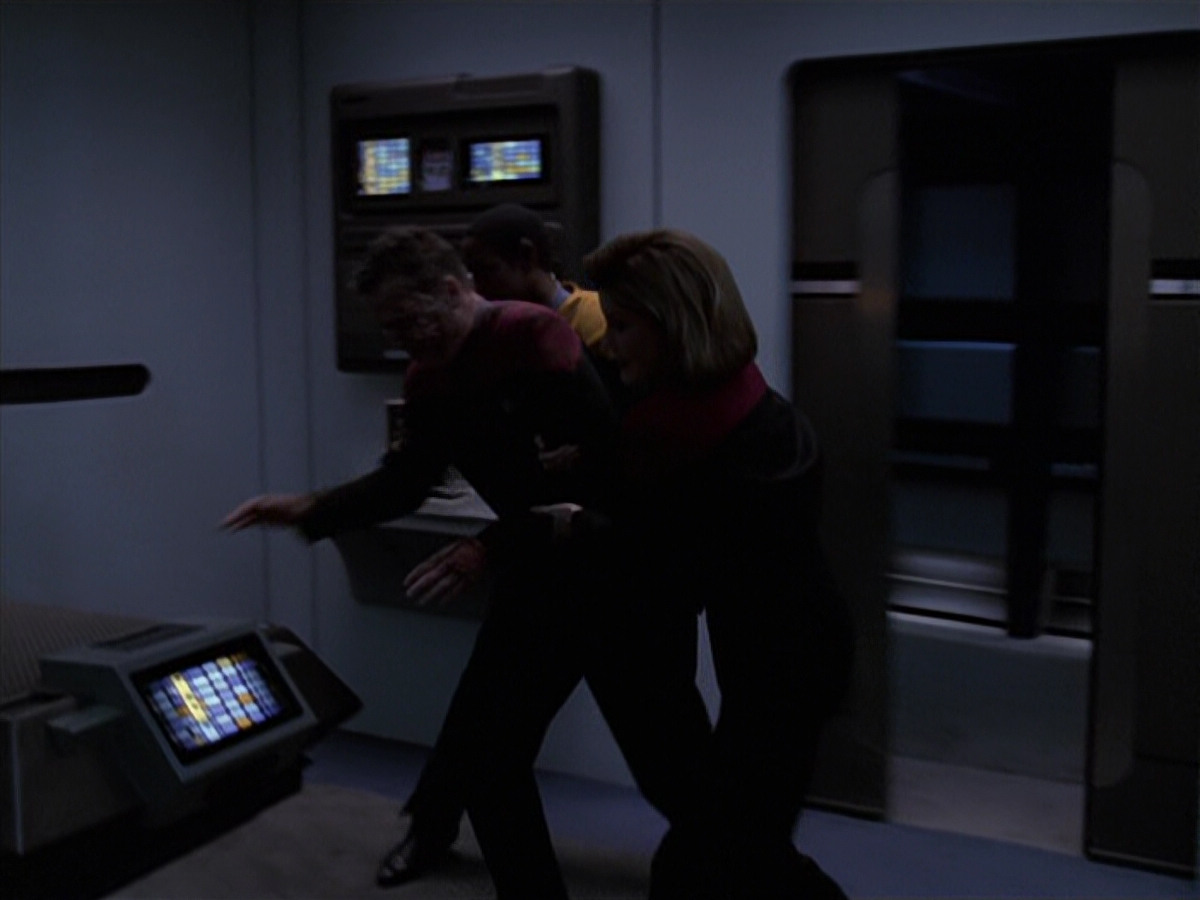 extant_StarTrek_VOY_6x25-TheHauntingOfDeckTwelve_01845.jpg
