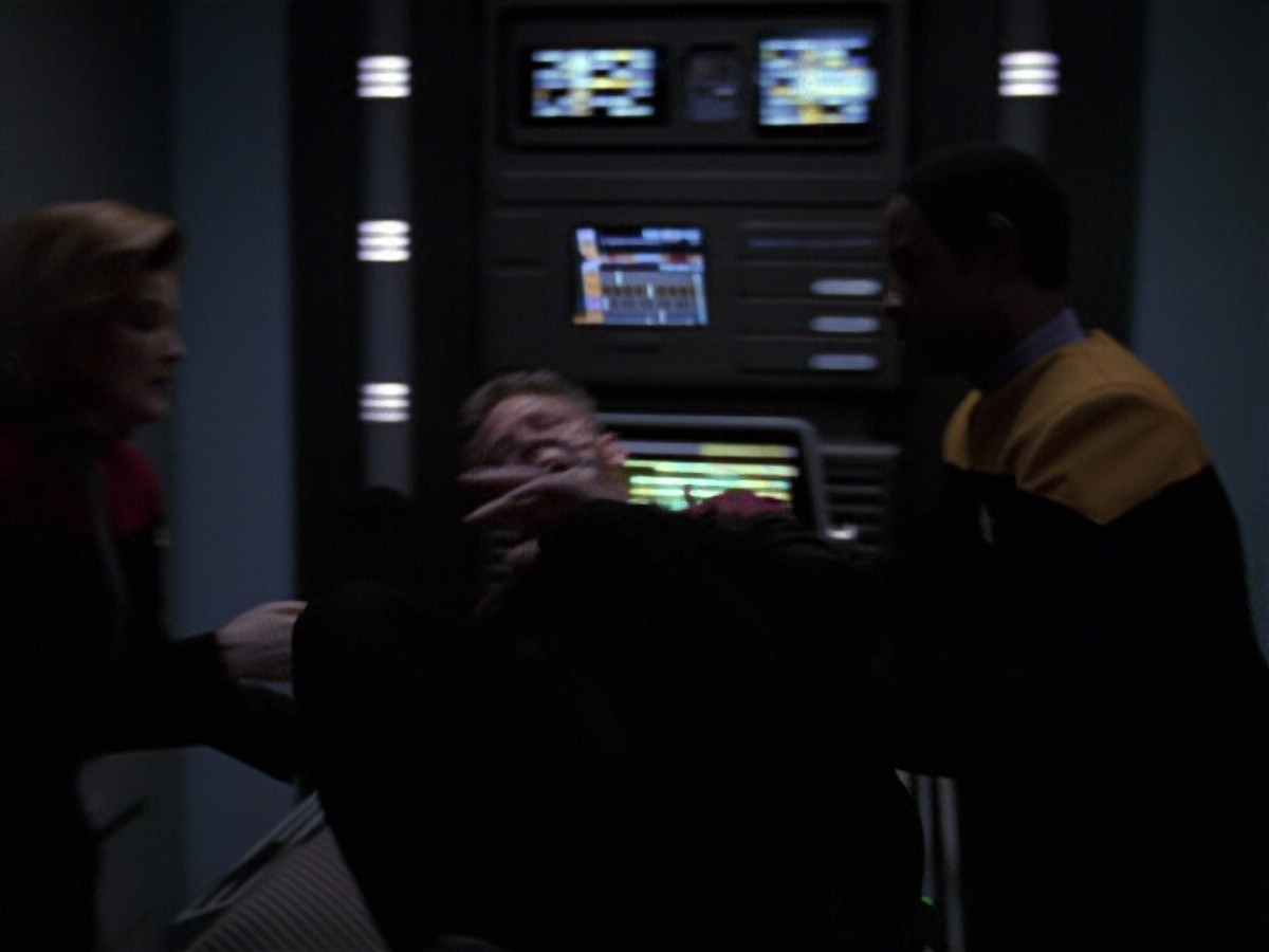 extant_StarTrek_VOY_6x25-TheHauntingOfDeckTwelve_01848.jpg