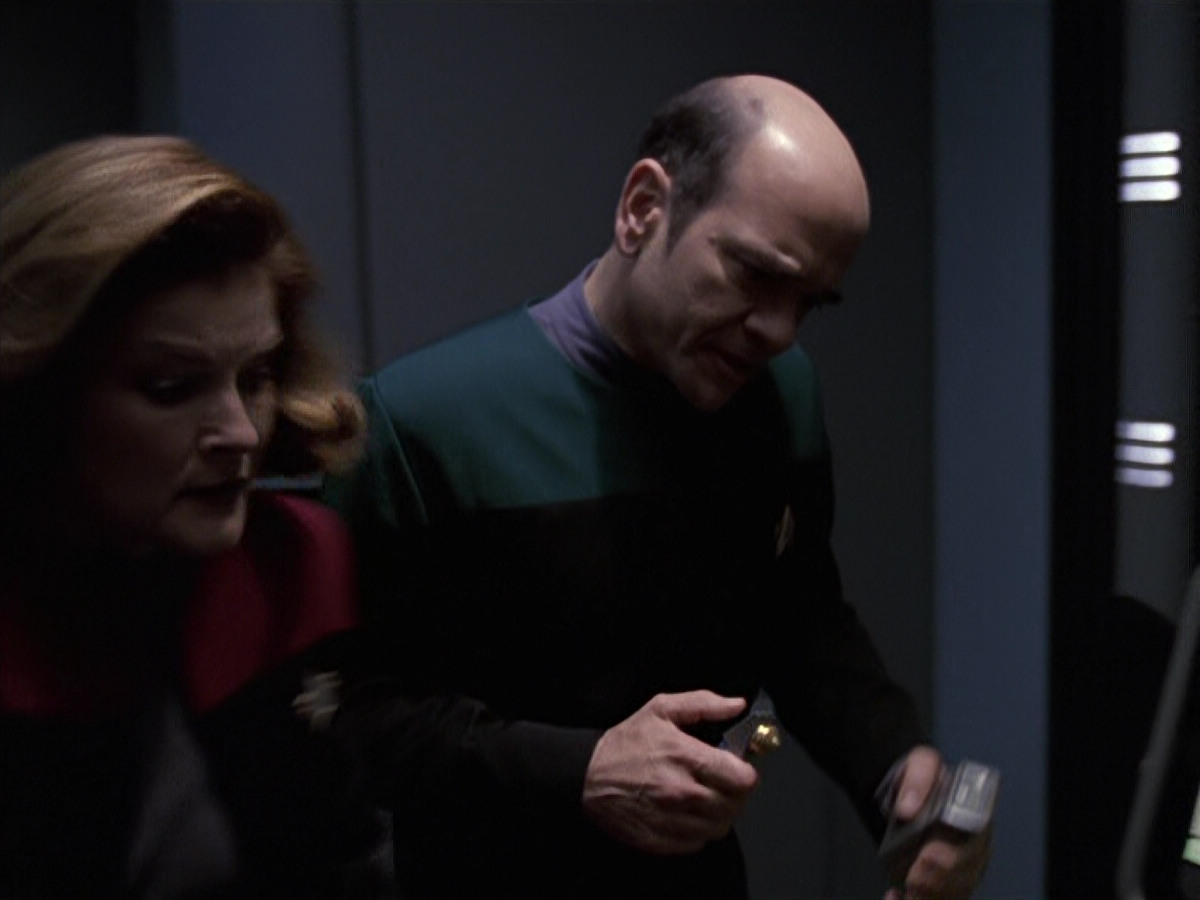 extant_StarTrek_VOY_6x25-TheHauntingOfDeckTwelve_01853.jpg