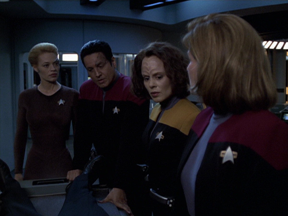 extant_StarTrek_VOY_6x25-TheHauntingOfDeckTwelve_01873.jpg