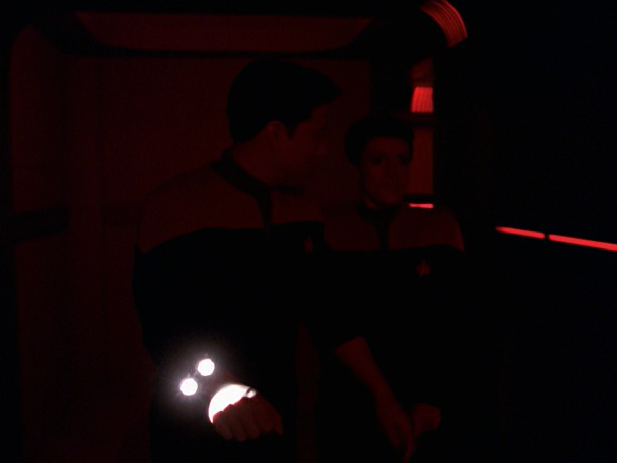 extant_StarTrek_VOY_6x25-TheHauntingOfDeckTwelve_02053.jpg