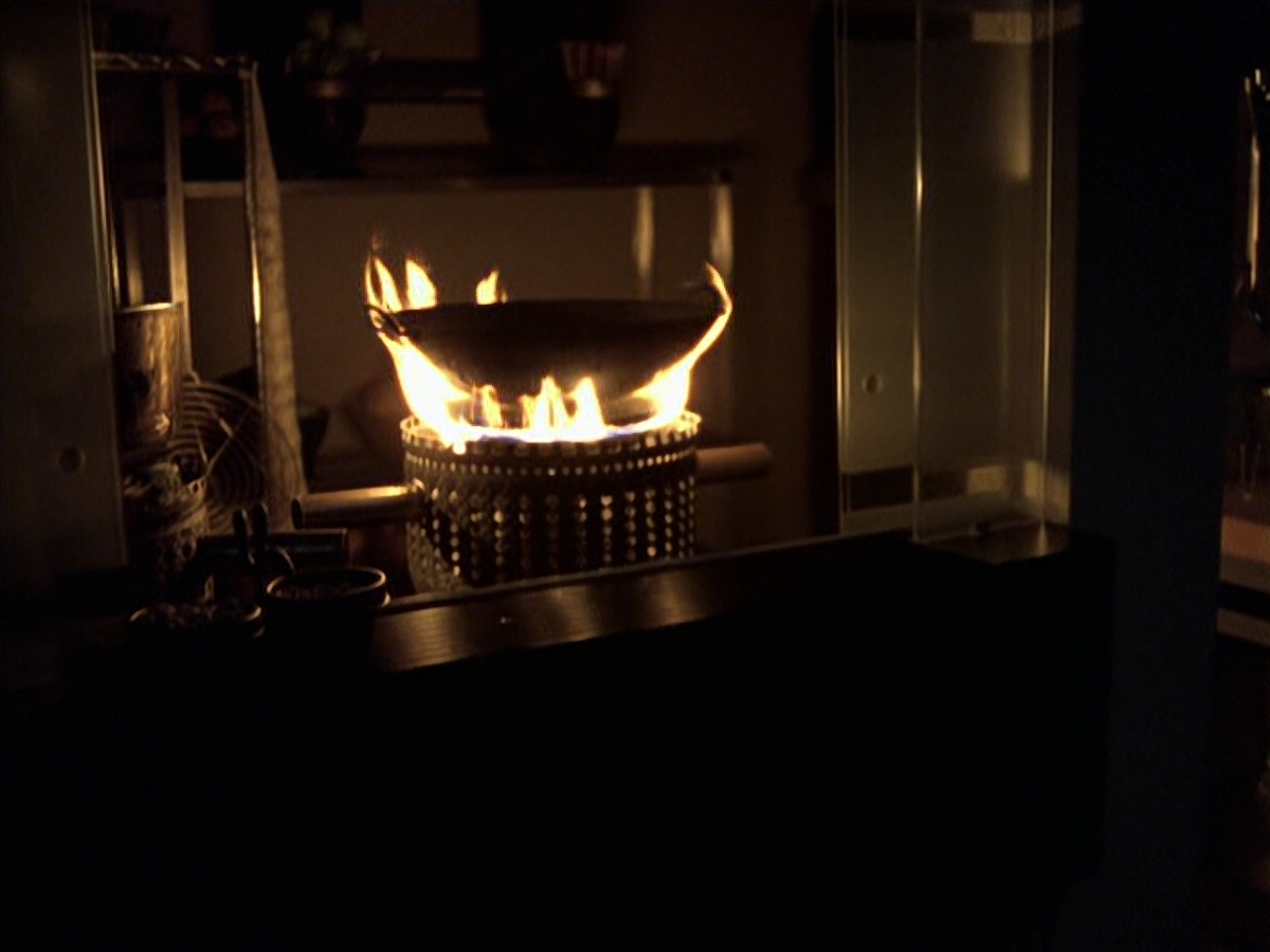 extant_StarTrek_VOY_6x25-TheHauntingOfDeckTwelve_02071.jpg