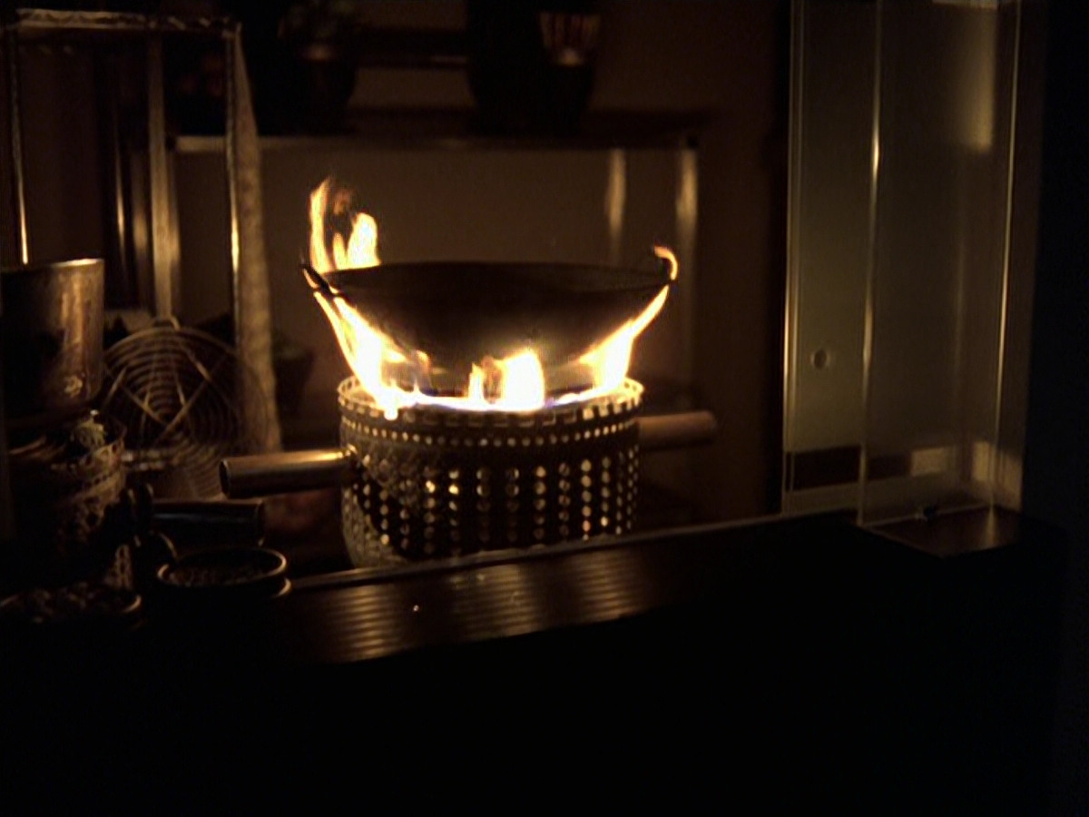 extant_StarTrek_VOY_6x25-TheHauntingOfDeckTwelve_02072.jpg