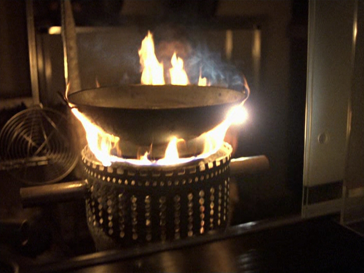 extant_StarTrek_VOY_6x25-TheHauntingOfDeckTwelve_02074.jpg