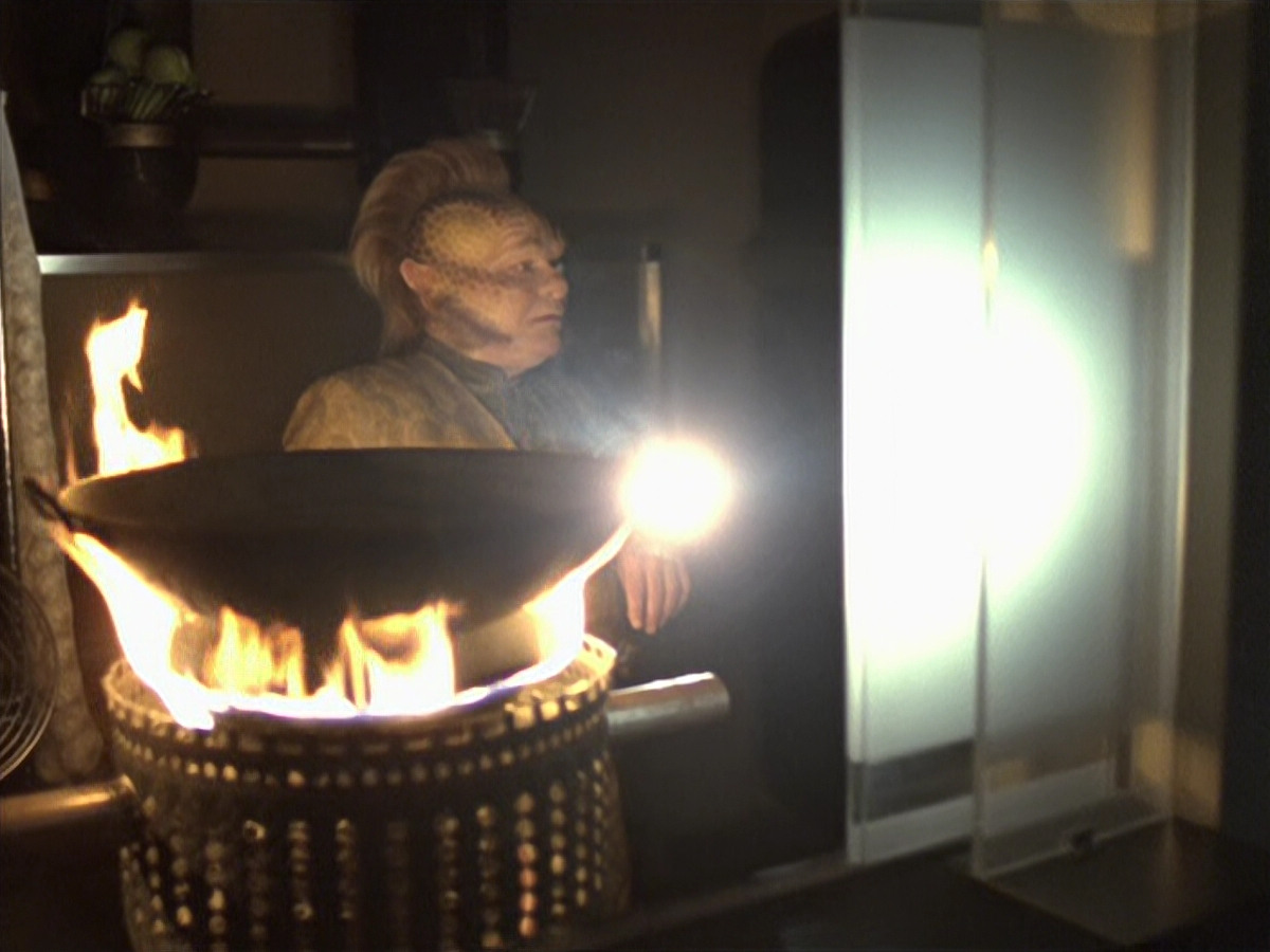 extant_StarTrek_VOY_6x25-TheHauntingOfDeckTwelve_02083.jpg