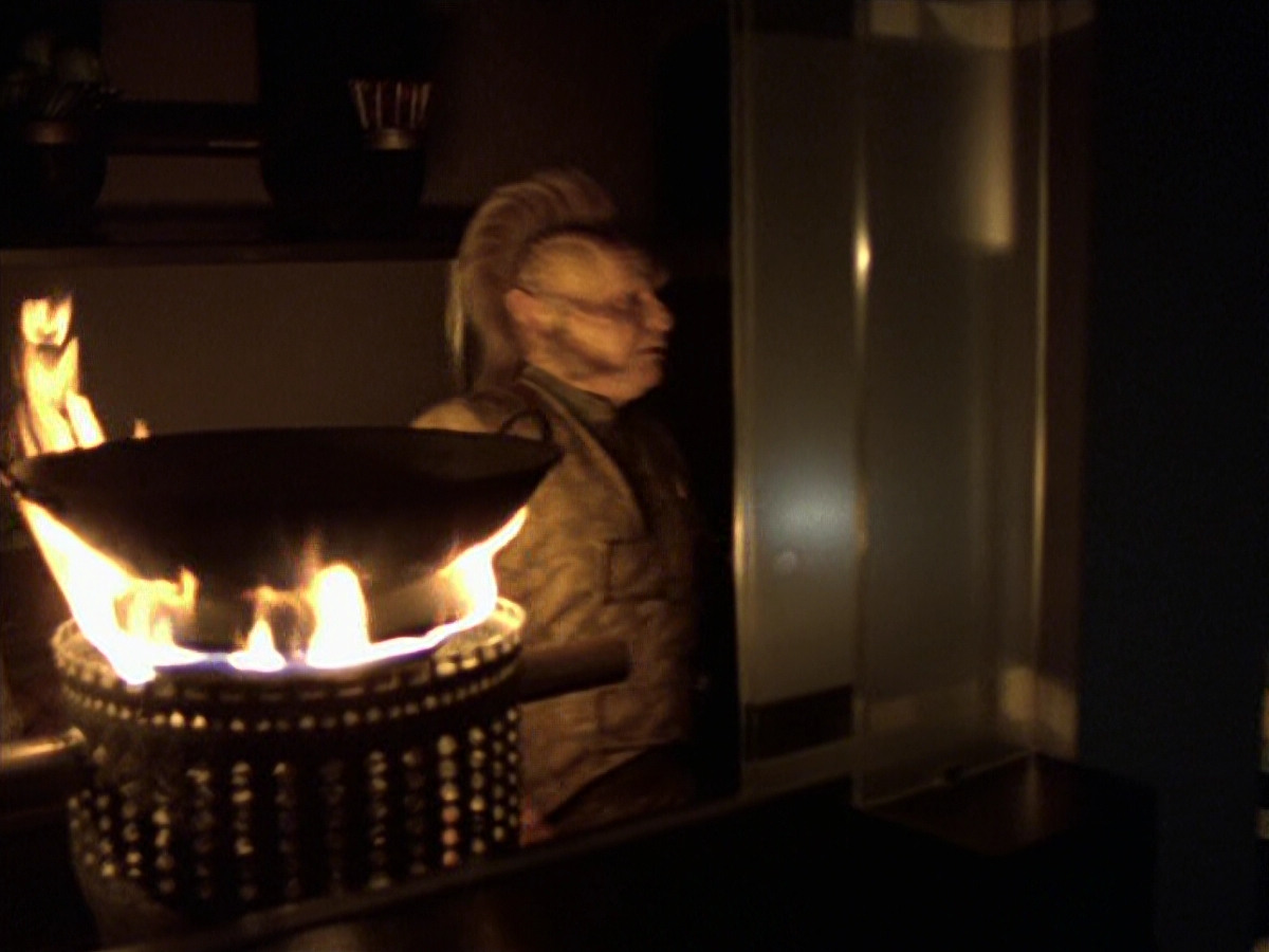 extant_StarTrek_VOY_6x25-TheHauntingOfDeckTwelve_02084.jpg