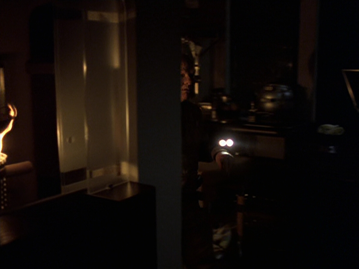 extant_StarTrek_VOY_6x25-TheHauntingOfDeckTwelve_02086.jpg