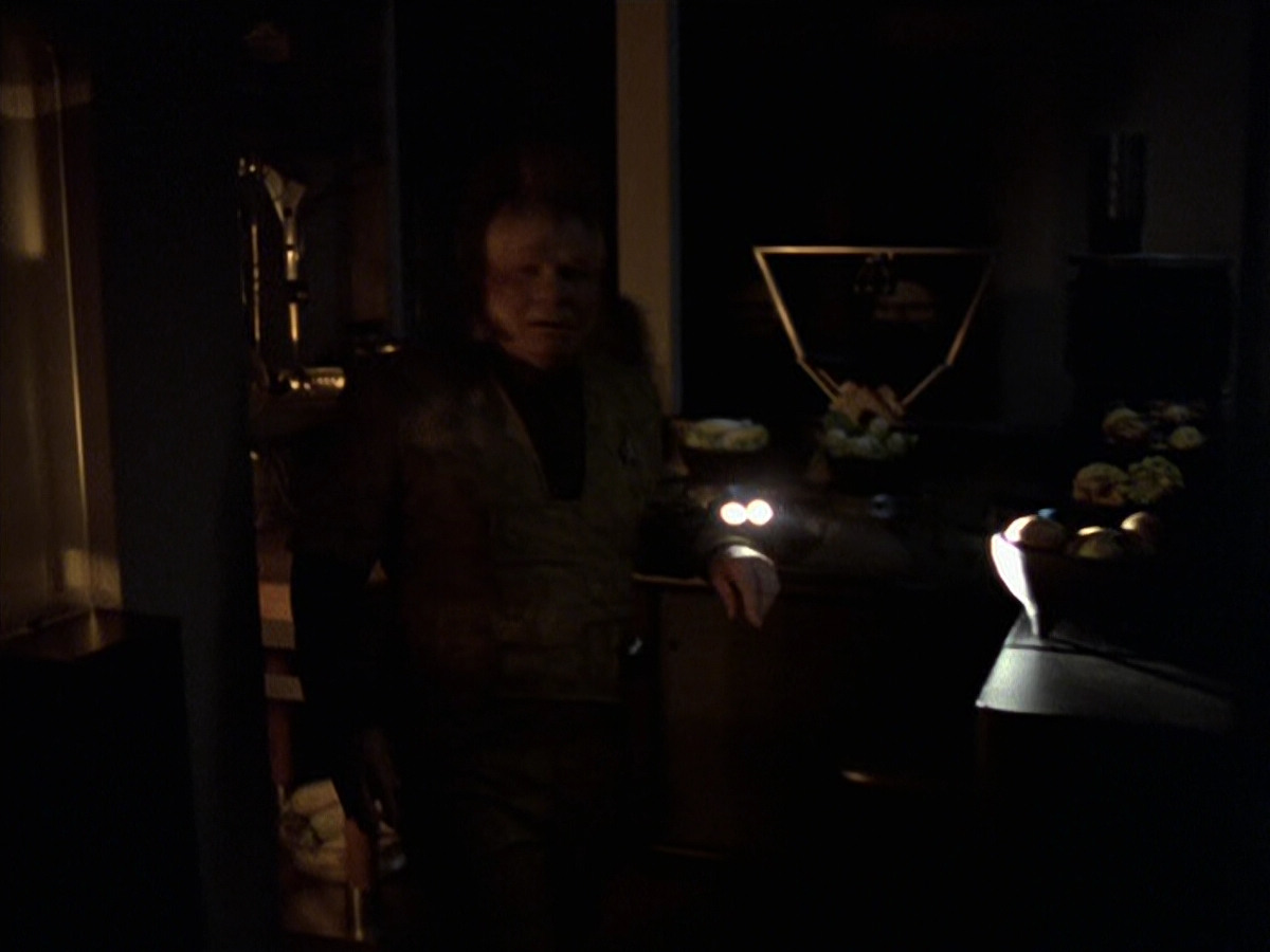 extant_StarTrek_VOY_6x25-TheHauntingOfDeckTwelve_02088.jpg