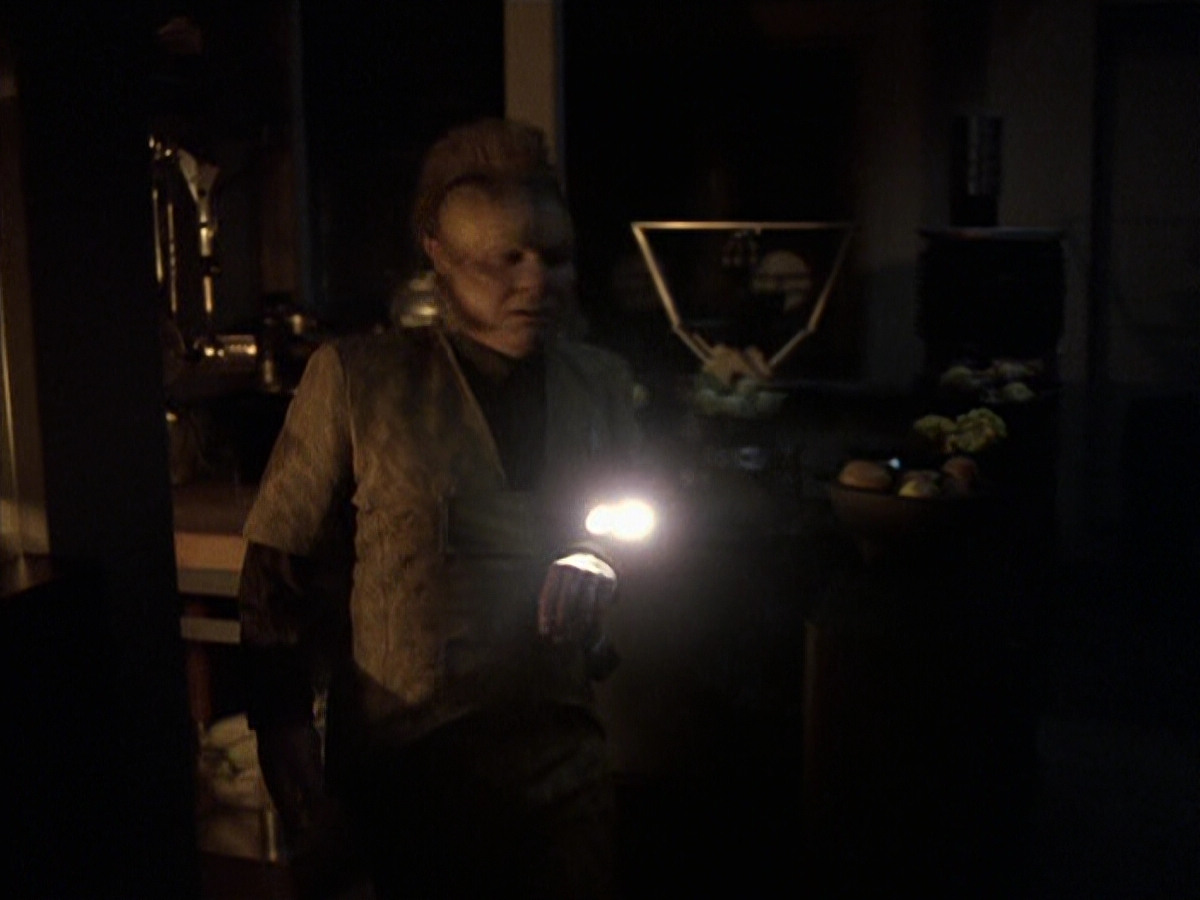 extant_StarTrek_VOY_6x25-TheHauntingOfDeckTwelve_02089.jpg